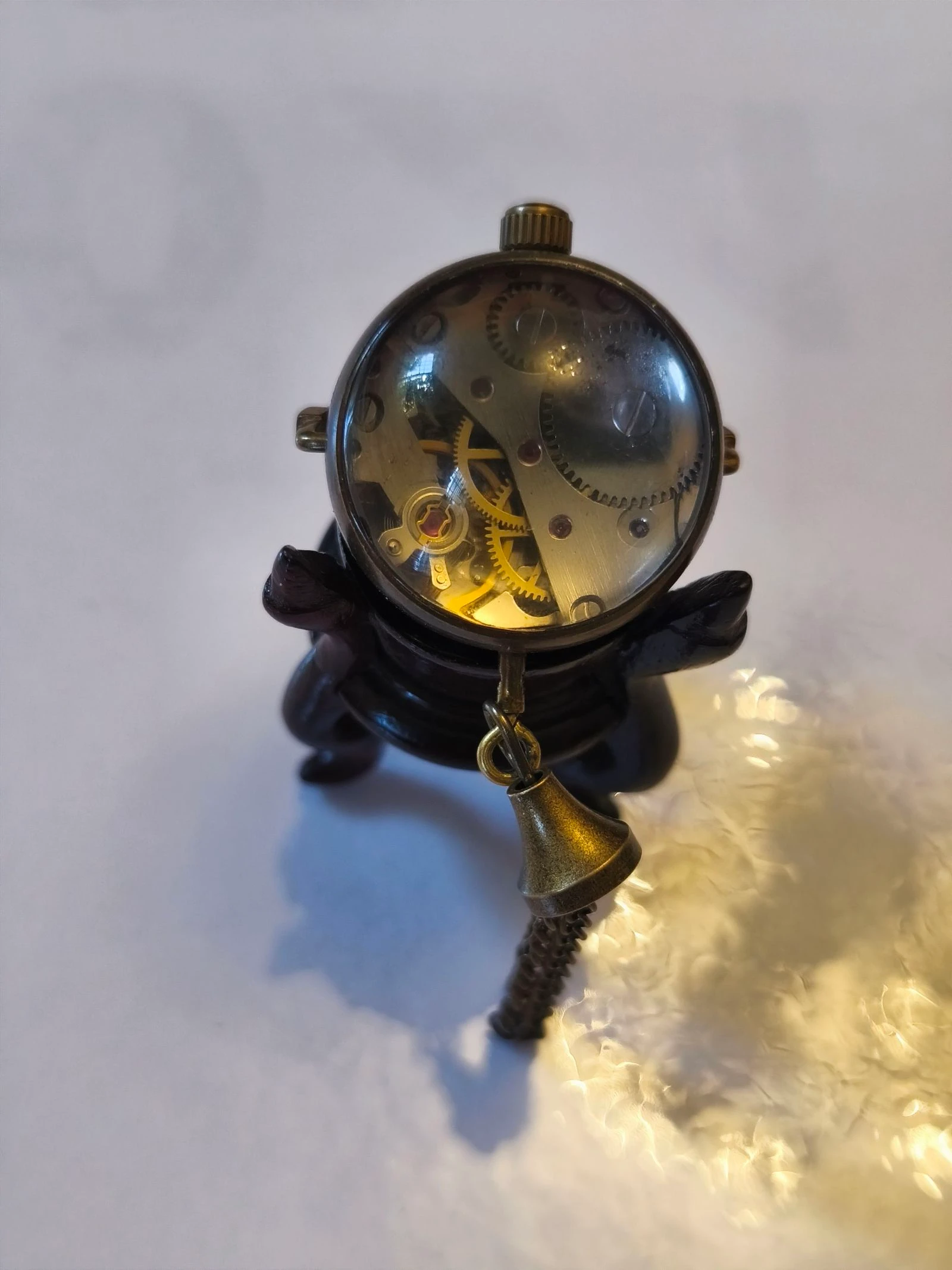Relógio miniatura de corda antigo sobre base de madeira – photo 7